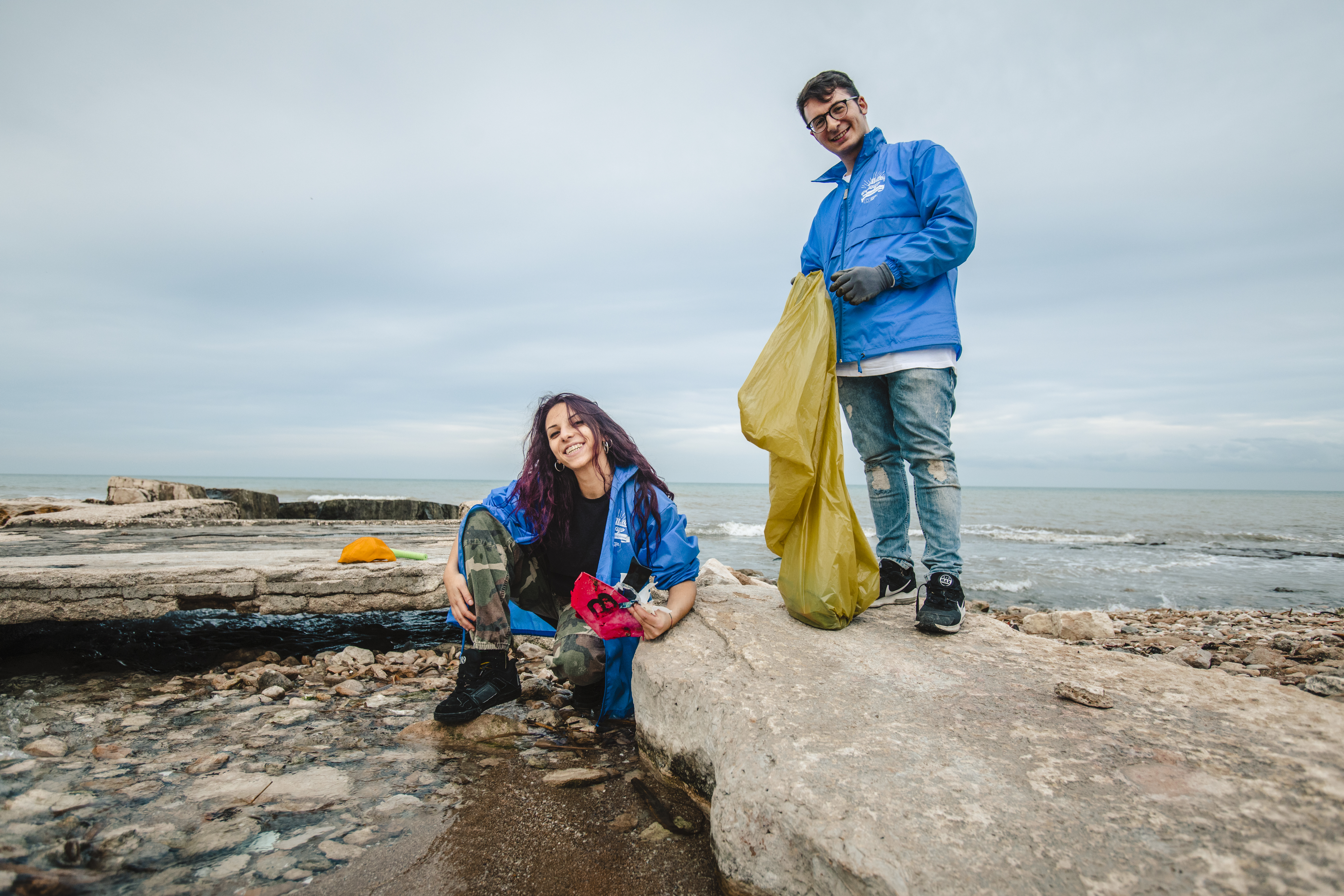 Deux volontaires sur la plage